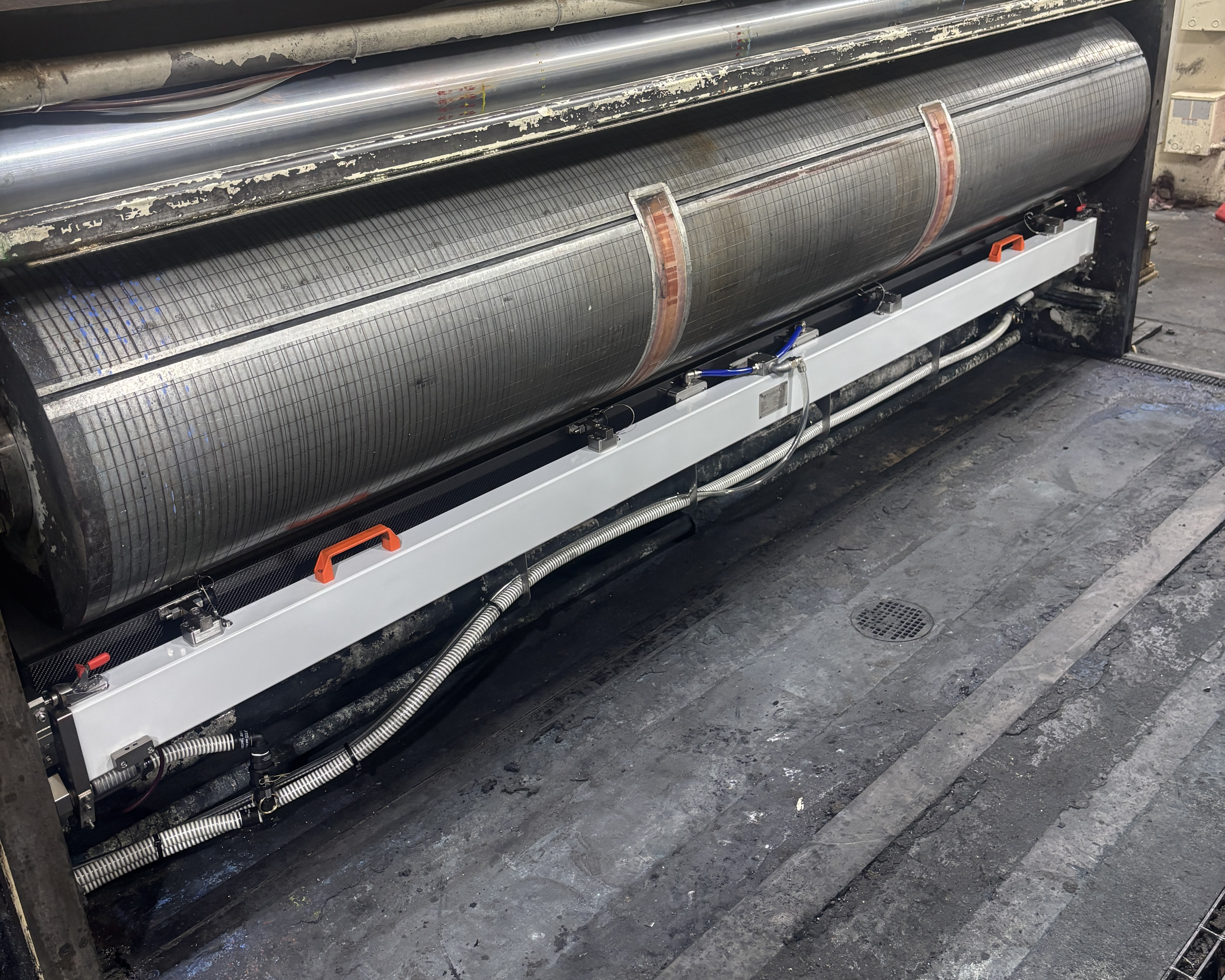 Full-width chambered doctor blade system on print unit