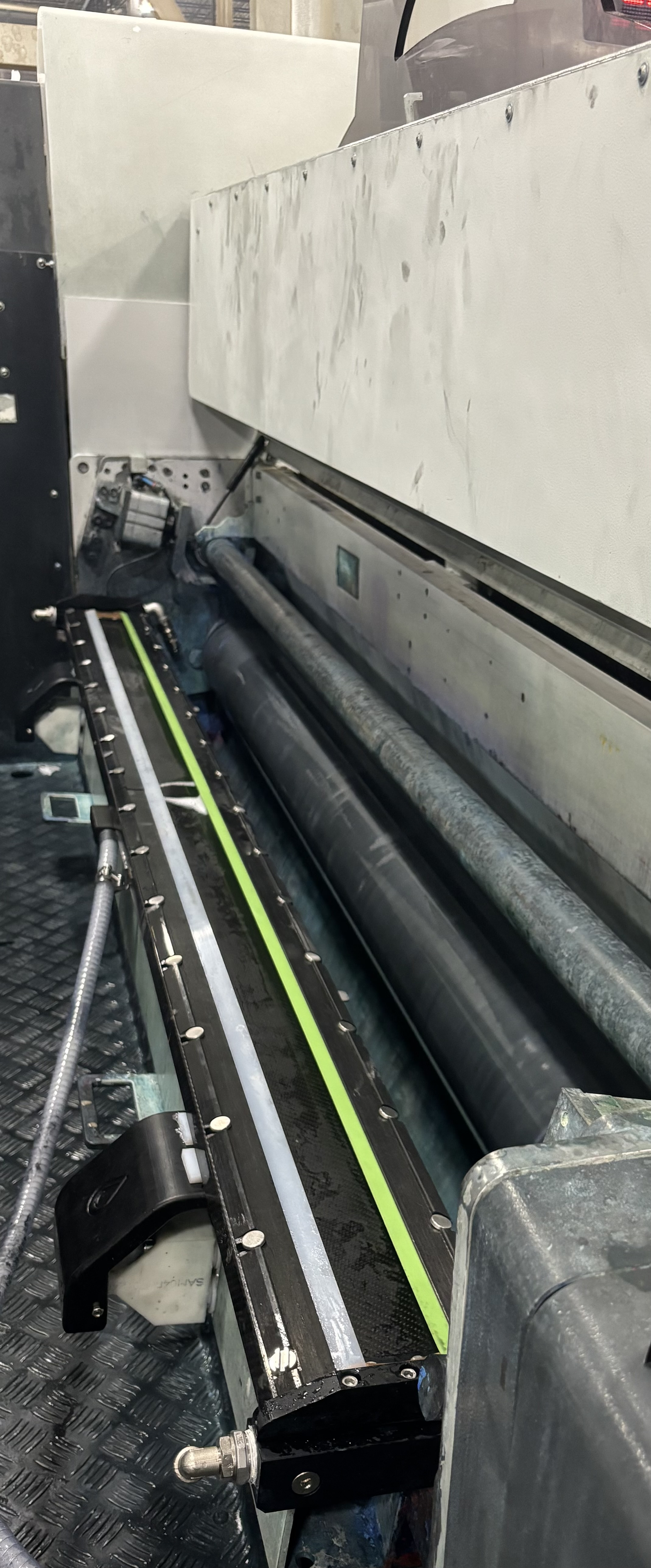 Two BFT Carbon chambered doctor blade systems on adjacent print decks